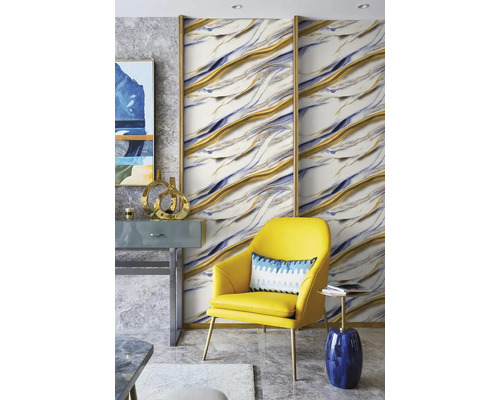 Moderní tapeta s abstraktním mramorovým vzorem ve zlaté a modré barvě ve světlém obývacím pokoji se žlutým křeslem.