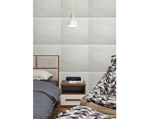 Obklady s jemným liniovým vzorem ve světlé ložnici s postelí, nočním stolkem a vzorovaným křeslem.