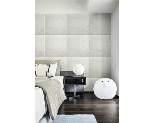 Moderní ložnice se světlými nástěnnými panely v mramorovém vzhledu s jemnými liniemi, tmavou dřevěnou podlahou a minimalistickým vybavením.