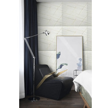 Nástěnné obklady s mramorovým efektem a geometrickými liniemi v moderním pokoji s křeslem, stojací lampou a závěsem.