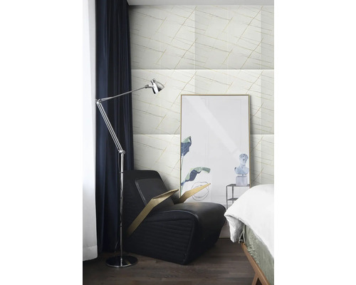 Nástěnné obklady s mramorovým efektem a geometrickými liniemi v moderním pokoji s křeslem, stojací lampou a závěsem.