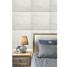 Moderní ložnice s nástěnnými obklady v mramorovém vzhledu s lineárním vzorem za postelí s polstrovaným čelem a nočním stolkem.