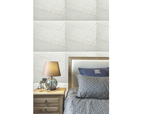 Moderní ložnice s nástěnnými obklady v mramorovém vzhledu s lineárním vzorem za postelí s polstrovaným čelem a nočním stolkem.