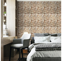 Moderní ložnice se stěnou ve vzhledu přírodního kamene, šedou postelí, psacím stolem ze světlého dřeva a šedou židlí.