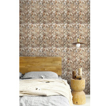 Nástěnné obklady ve vzhledu přírodního kamene v ložnici s dřevěnou postelí a odkládacím stolkem.