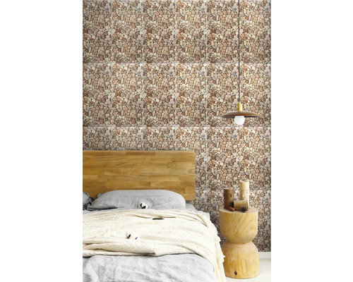 Nástěnné obklady ve vzhledu přírodního kamene v ložnici s dřevěnou postelí a odkládacím stolkem.