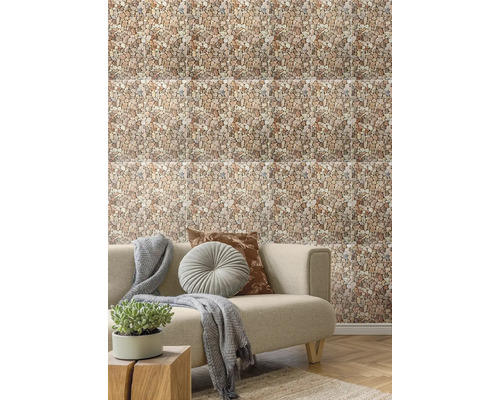 Světlý obývací pokoj s pohovkou a stěnou z obkladů v dekoru kamene se vzorem oblázků.