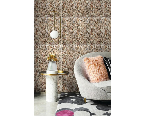 Nástěnné obklady se vzhledem oblázků v moderním obývacím pokoji s šedým křeslem, mramorovým stolem a závěsným svítidlem.