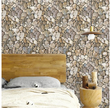 Vliesová tapeta se vzhledem přírodního kamene na stěně ložnice za dřevěnou postelí s nočním stolkem z masivního dřeva.