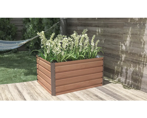 Obdélníkový vyvýšený záhon v dekoru dřeva na světlé terase, osázený vysokými bílými květinami. Uspořádaná zahradní scéna s dřevěnou podlahou a stěnou.