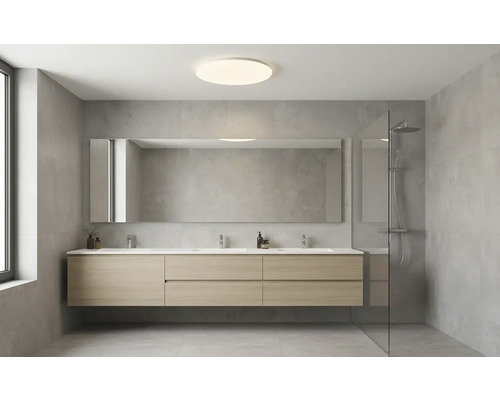 Světlá koupelna se závěsnou skříňkou pod umyvadlo v dekoru dřeva, širokým zrcadlem, šedými obklady a sprchovým koutem.