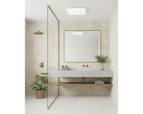 Moderní koupelna s otevřeným sprchovým koutem, skleněnou stěnou, zlatými armaturami, velkým zrcadlem, závěsným umyvadlem a dřevěnou policí.