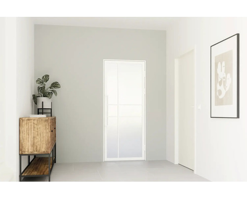 Moderní bílé skleněné dveře s příčkami v minimalistickém pokoji vedle dřevěné skříňky a rostliny.
