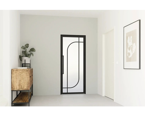 Moderní skleněné dveře s černým kovovým rámem a obloukovým designem ve světlé, minimalistické chodbě s dřevěnou komodou.