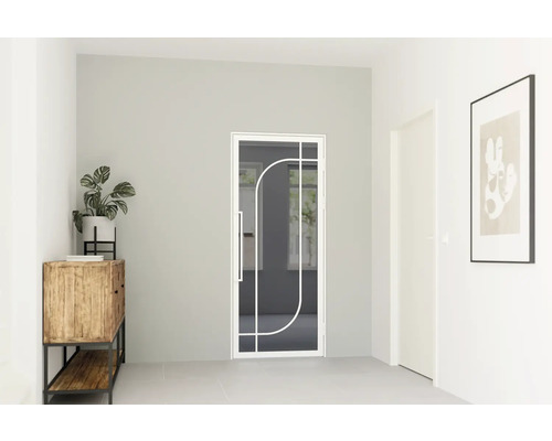 Moderní skleněné interiérové dveře s bílým rámem a obloukovým designem ve světlé, minimalistické chodbě.