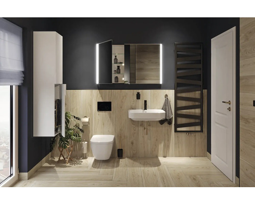 Moderní koupelna s obklady v dekoru dřeva, bílým závěsným WC, umyvadlem, osvětlenou zrcadlovou skříňkou a černým designovým radiátorem.