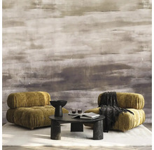 Moderní obývací pokoj se dvěma hořčicově žlutými sametovými křesly, tmavým konferenčním stolkem a abstraktní fototapetou s vodorovnými tahy štětcem.