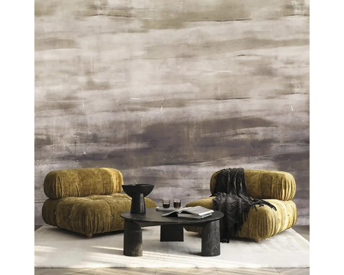 Moderní obývací pokoj se dvěma hořčicově žlutými sametovými křesly, tmavým konferenčním stolkem a abstraktní fototapetou s vodorovnými tahy štětcem.