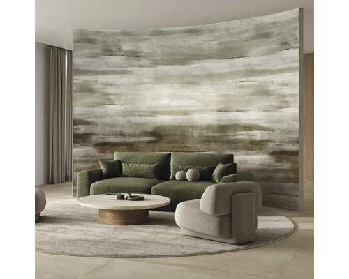 Abstraktní fototapeta s vodorovnými tahy štětcem v zemních tónech, doplněná zelenou pohovkou, šedým křeslem a kulatým konferenčním stolkem.