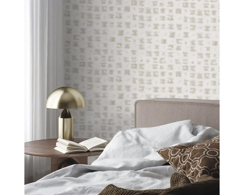 Vliesová tapeta s jemným kostkovaným vzorem v ložnici s postelí, dřevěným odkládacím stolkem a zlatou stolní lampou.