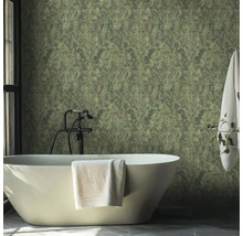 Moderní koupelna s volně stojící vanou, černou baterií a zelenou vzorovanou tapetou.