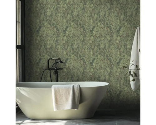 Moderní koupelna s volně stojící vanou, černou baterií a zelenou vzorovanou tapetou.