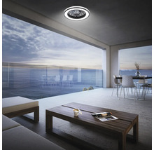 Moderně zařízená terasa s výhledem na moře a kulatým stropním LED svítidlem s integrovaným ventilátorem.