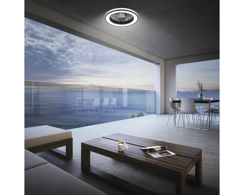 Moderně zařízená terasa s výhledem na moře a kulatým stropním LED svítidlem s integrovaným ventilátorem.