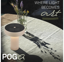 Solární stolní lampa POGA se solárním panelem a žebrovanou základnou na prostřeném venkovním stole.