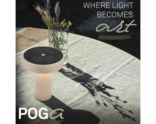 Solární stolní lampa POGA se solárním panelem a žebrovanou základnou na prostřeném venkovním stole.