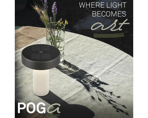 Solární stolní lampa Poga s drážkovaným podstavcem na prostřeném zahradním stole vedle vázy s květinami.