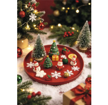 Sváteční vánoční dekorace na podnosu s miniaturními figurkami jako Santa Claus, sněhulák a vánoční stromky v zasněžené krajině.