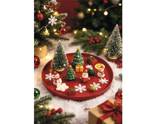 Sváteční vánoční dekorace na podnosu s miniaturními figurkami jako Santa Claus, sněhulák a vánoční stromky v zasněžené krajině.