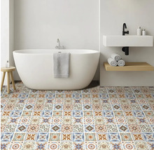 Světlá koupelna s barevnou dlažbou ve stylu patchwork, volně stojící bílou vanou a moderním umyvadlem.