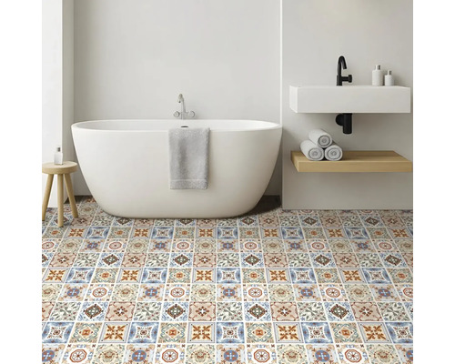 Světlá koupelna s barevnou dlažbou ve stylu patchwork, volně stojící bílou vanou a moderním umyvadlem.