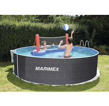 Kulatý nadzemní bazén Marimex s ratanovým dekorem na zahradě s lidmi hrajícími volejbal s nafukovací sítí.