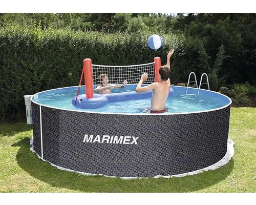 Kulatý nadzemní bazén Marimex s ratanovým dekorem na zahradě s lidmi hrajícími volejbal s nafukovací sítí.
