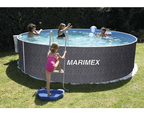 Děti si hrají v kulatém nadzemním bazénu Marimex se vzorem ratanu a žebříkem na zahradě.