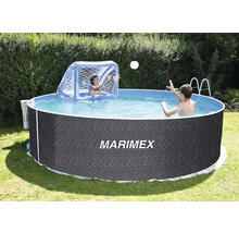 Kruhový nadzemní bazén Marimex s ratanovým vzhledem na zahradě s hrajícími si dětmi a nafukovací brankou na vodní pólo.