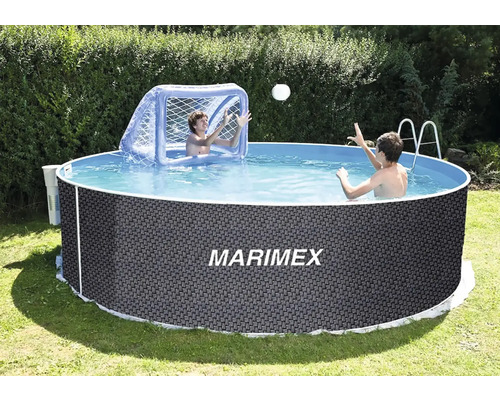 Kruhový nadzemní bazén Marimex s ratanovým vzhledem na zahradě s hrajícími si dětmi a nafukovací brankou na vodní pólo.