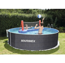 Nadzemní kruhový bazén Marimex s tmavým ratanovým dekorem na zahradě, dvě osoby si hrají s nafukovacím volejbalovým setem.