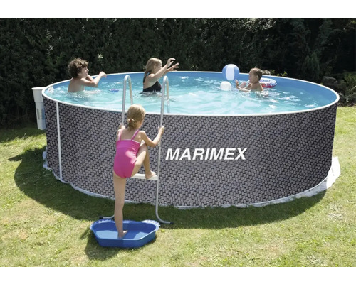 Kruhový nadzemní bazén s ratanovým vzorem, schůdky a vaničkou na nohy na zahradě s hrajícími si dětmi.