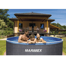 Kruhový nadzemní bazén Marimex v ratanovém vzhledu na zahradě s rodinou a domem v pozadí.