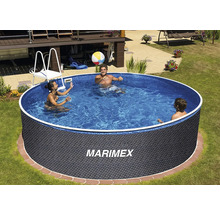 Nadzemní kruhový bazén Marimex s ratanovým dekorem, tři lidé si hrají v bazénu se schůdky na zahradě.