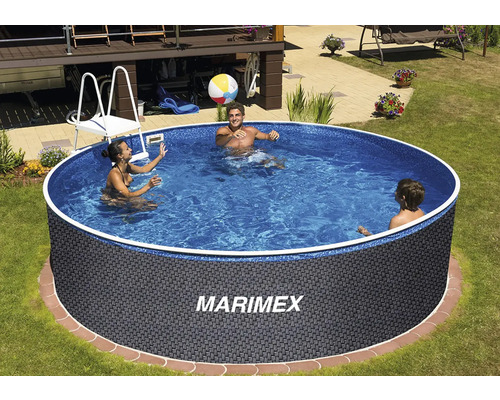 Nadzemní kruhový bazén Marimex s ratanovým dekorem, tři lidé si hrají v bazénu se schůdky na zahradě.