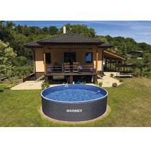 Kruhový nadzemní bazén Marimex na zahradě u rodinného domu s terasou a trávníkem.