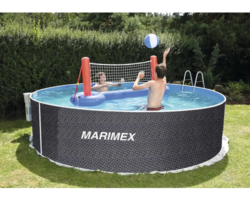 Kulatý nadzemní bazén Marimex v ratanovém vzhledu s Marimex Logo. Dvě osoby hrající volejbal s nafukovací sítí v bazénu na zahradě.