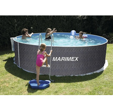 Marimex nadzemní kruhový bazén s ratanovým vzorem, děti si hrají ve vodě, schůdky s vaničkou na nohy na zahradě.