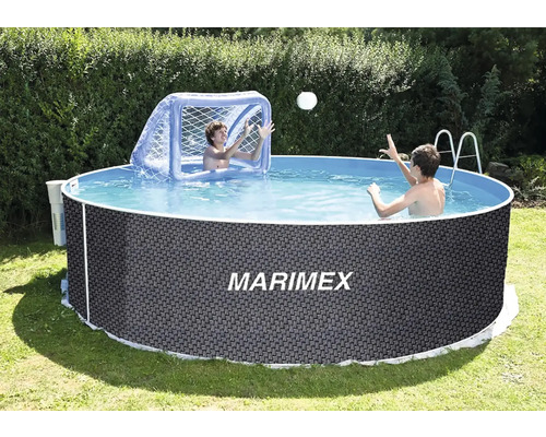 Kruhový nadzemní bazén Marimex s ratanovým vzorem na zahradě, dvě děti hrají vodní pólo s nafukovací brankou.