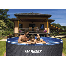 Kulatý nadzemní bazén Marimex v tmavém ratanovém vzhledu s rodinou na slunné zahradě před domem.